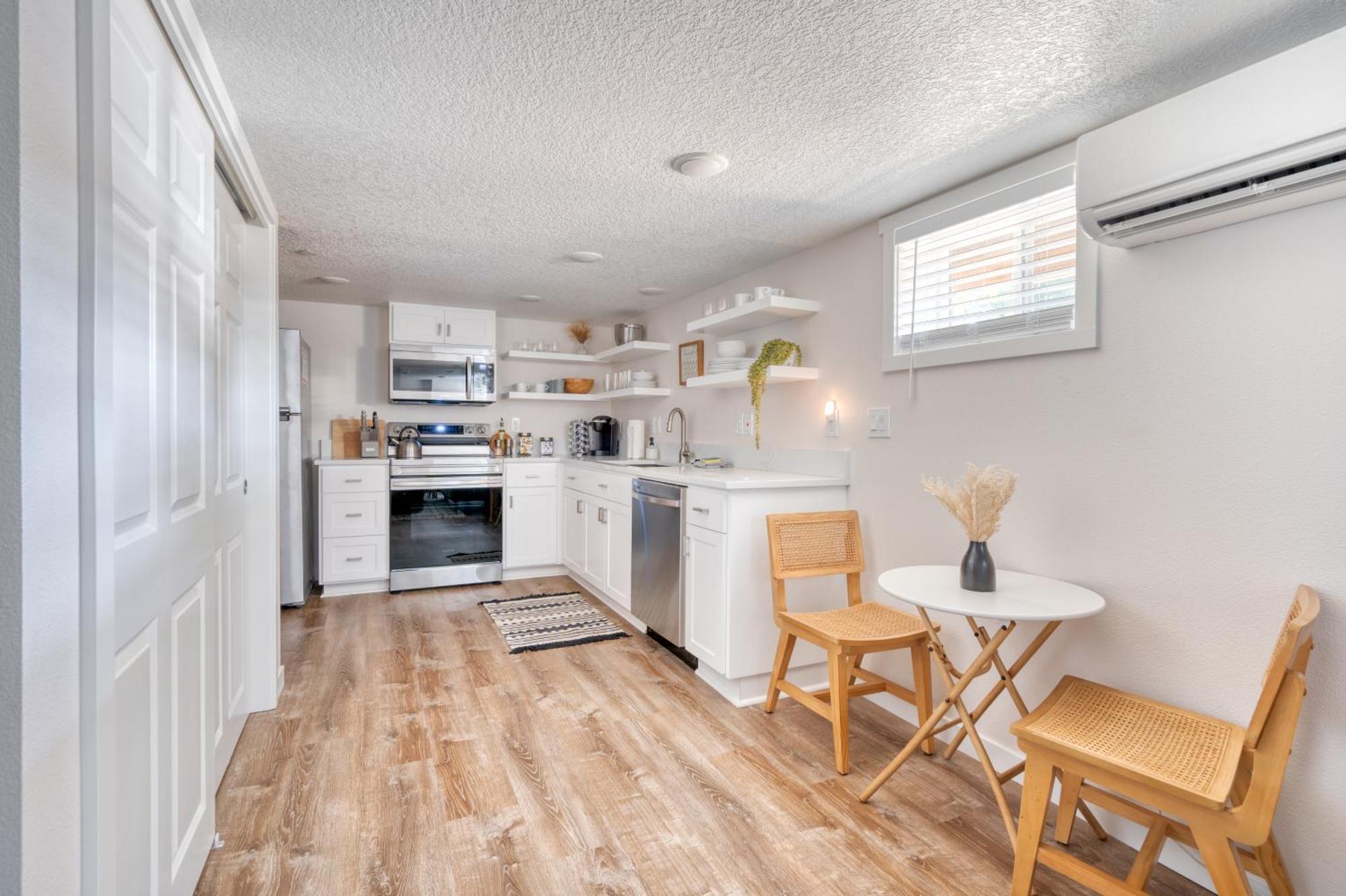 - Vibrant Getaway, Chic Flat Holiday home *