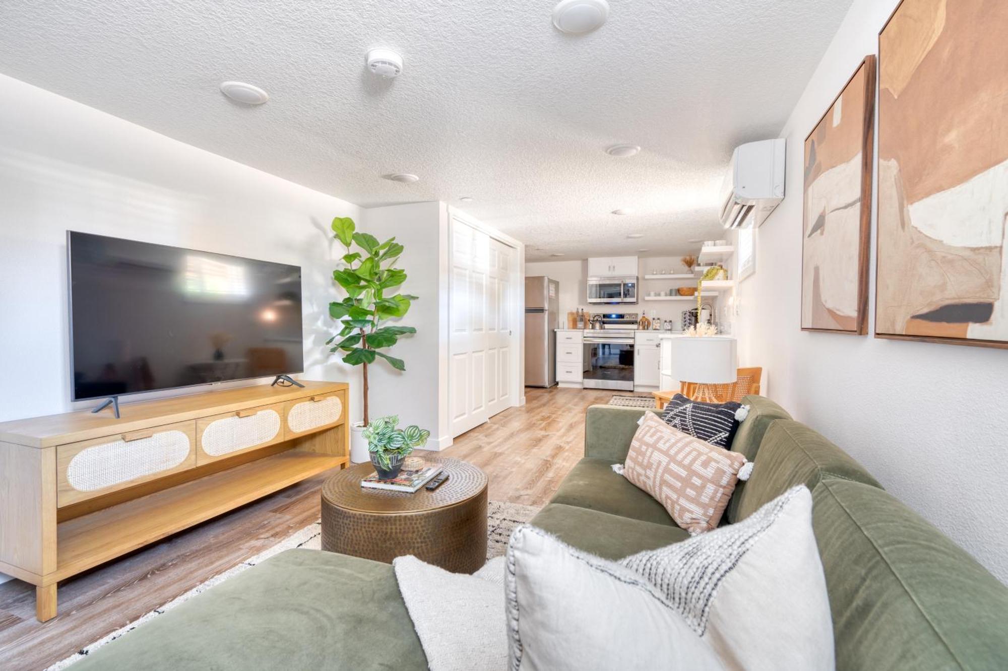 Holiday home - Vibrant Getaway, Chic Flat