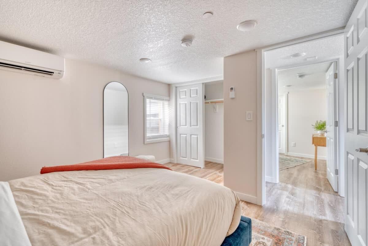 - Vibrant Getaway, Chic Flat * Portland