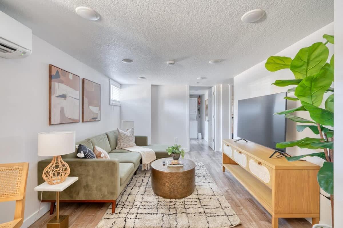 - Vibrant Getaway, Chic Flat Portland