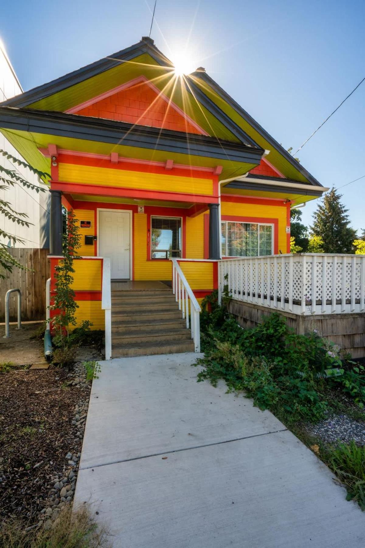 - Vibrant Getaway, Chic Flat