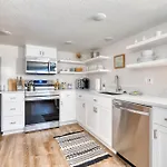 Stay Portland - Vibrant Portland Getaway, Chic Flat