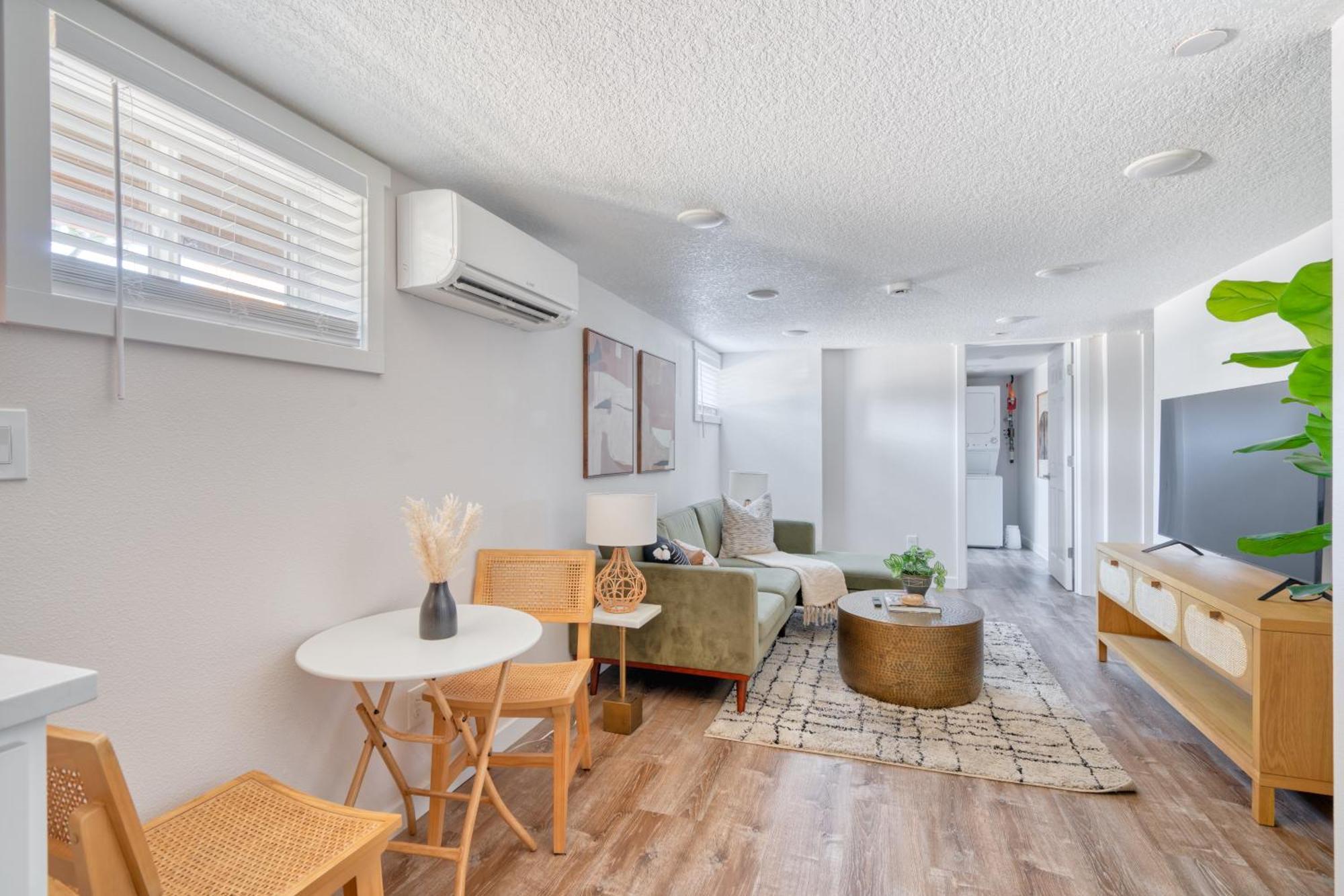 - Vibrant Getaway, Chic Flat Portland