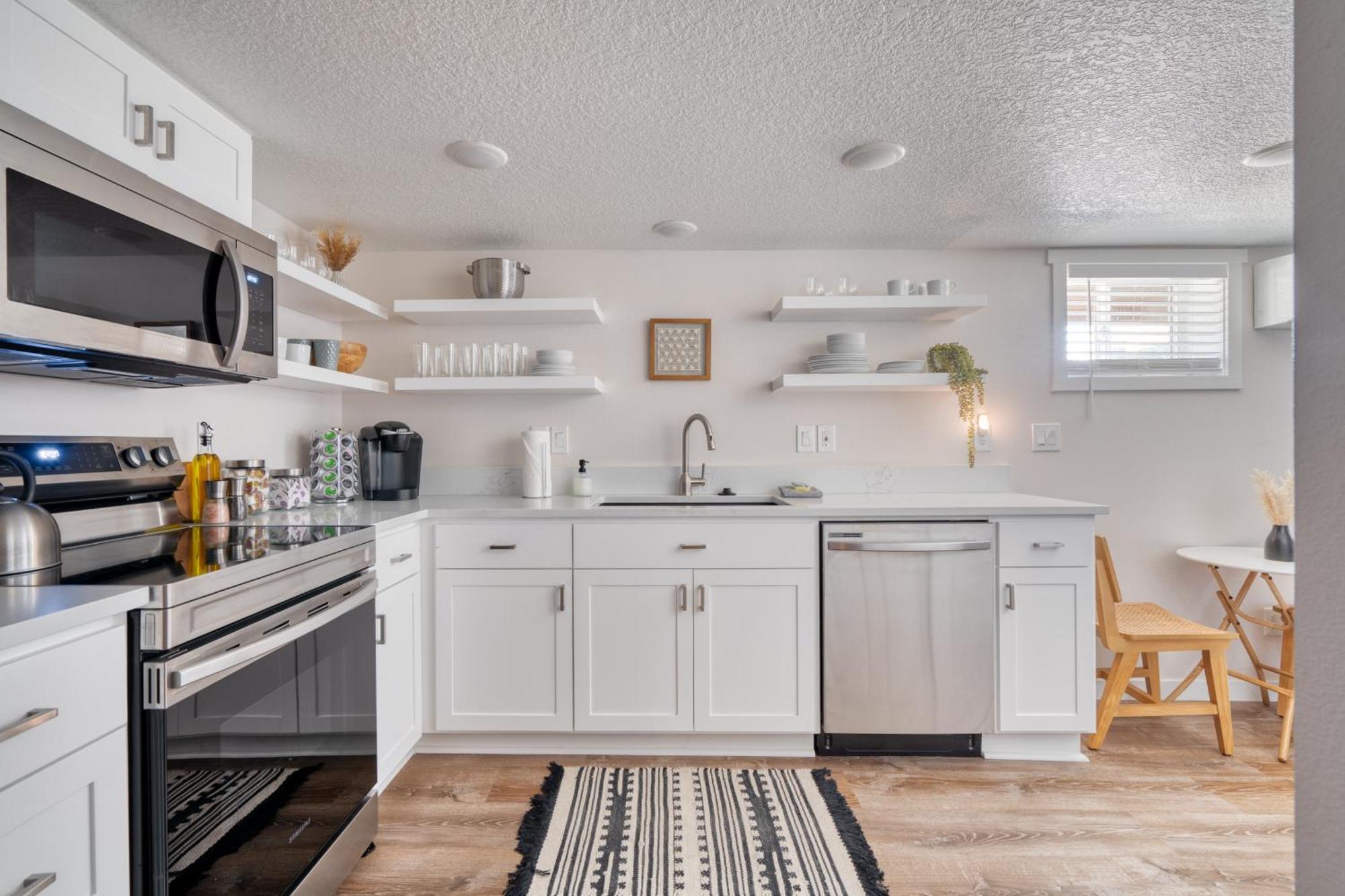 - Vibrant Getaway, Chic Flat *