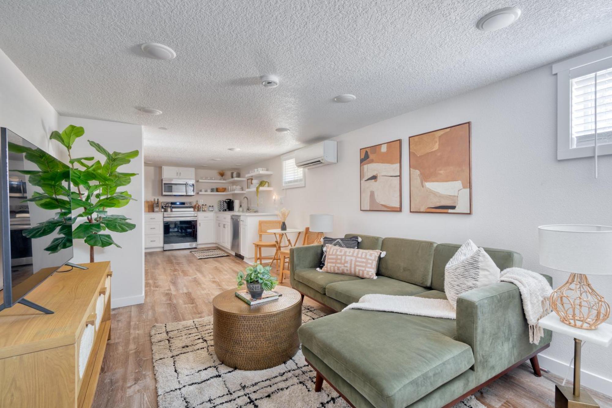 - Vibrant Getaway, Chic Flat Holiday home Portland